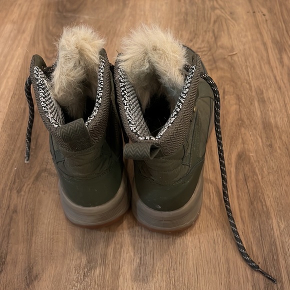 Hunter green meadows shorty Columbia snow boots - Picture 3 of 9